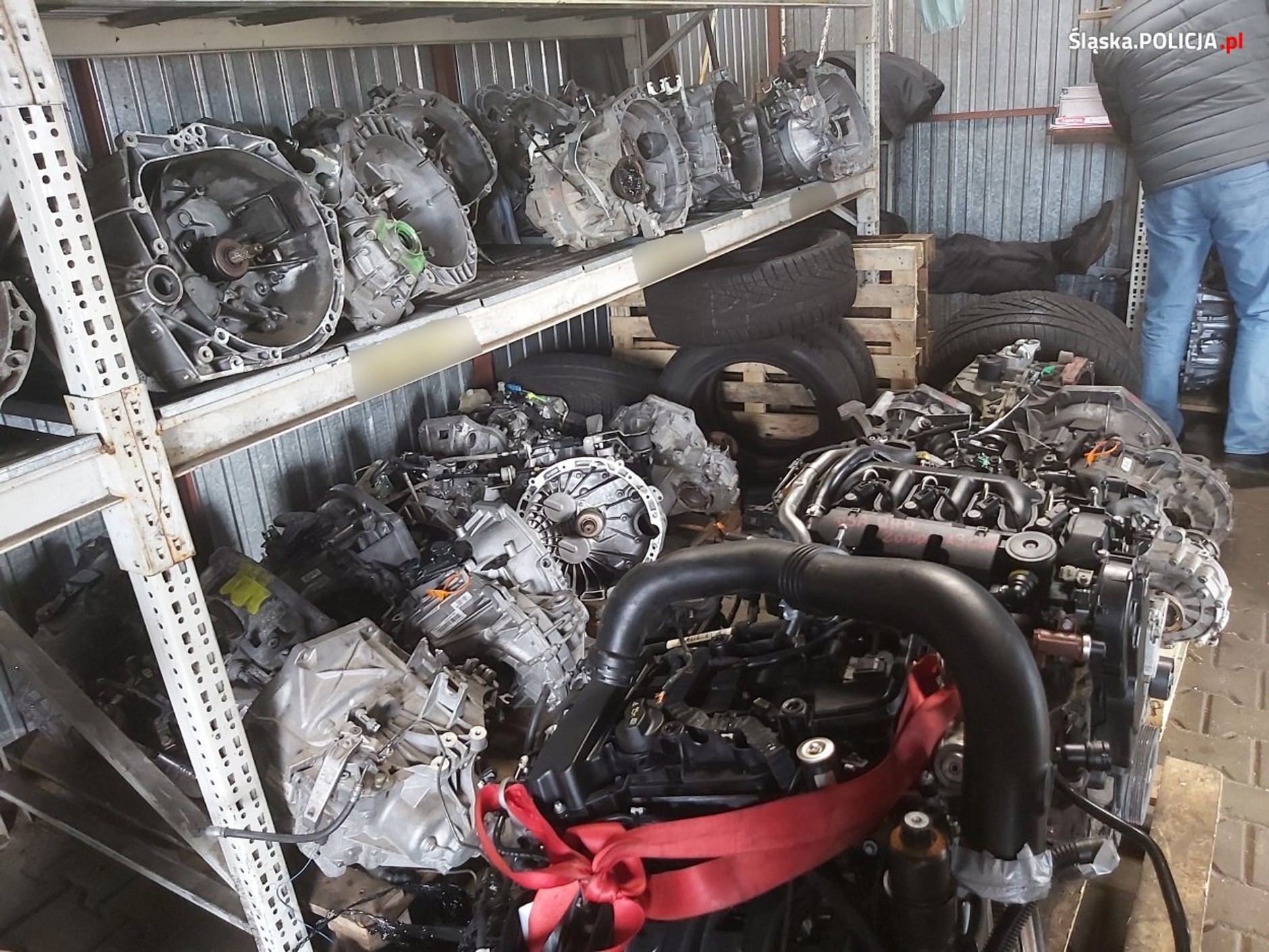 Policja odzyskała części ze skradzionych aut