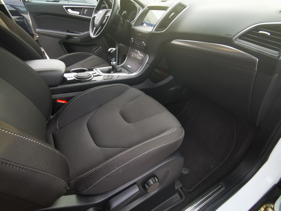 Ford S-Max z 2019 roku z przebiegiem 56 tys. km miał być idealny. Wnętrze faktycznie utrzymane ładnie