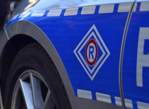 Droga S2: Kierowca dostawczego Mercedesa wpadł w poślizg, skosił latarnię i uderzył w busa