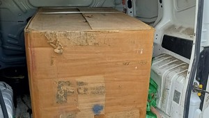 Straż Graniczna i policja skontrolowały furgon. Zaciekawił ich duży karton na pace