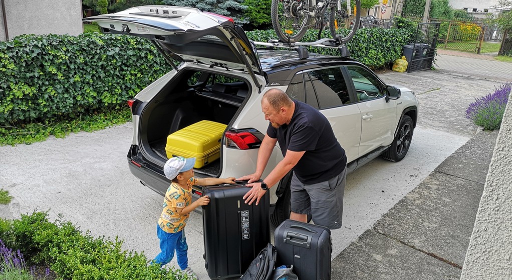 Pakowanie samochodu na wakacyjny wyjazd