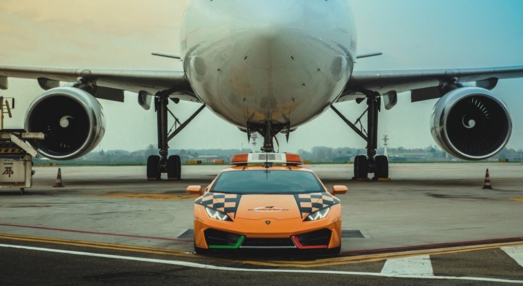 Lamborghini Huracan z lotniska w Bolonii