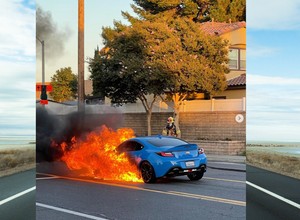 Nie minęła nawet doba od odebrania z ASO. Toyota doszczętnie spłonęła