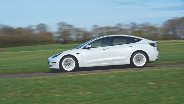 Egzamin na prawo jazdy oblany z powodu rekuperacji. Tesla okazała się "zbyt pomocna"