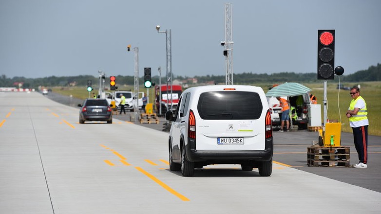Testy urządzeń pomiarowych na lotnisku w Radomiu