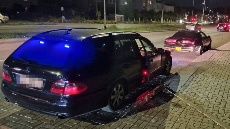 Policja z gdańskiej drogówki używa do łapania piratów drogowych leciwego Mercedesa