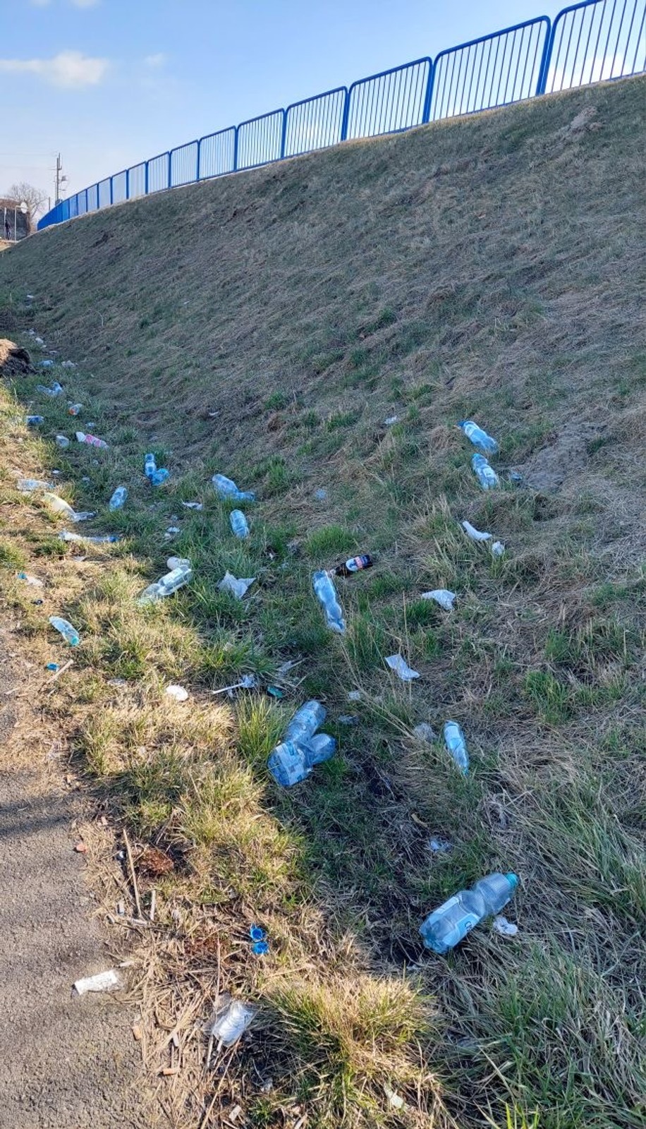 Pobocze drogi krajowej zanieczyszczone śmieciami - woj kujawsko-pomorskie