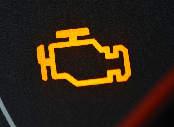 Jak samodzielnie usunąć kontrolkę check engine? Sprawdzamy poradę z TikToka