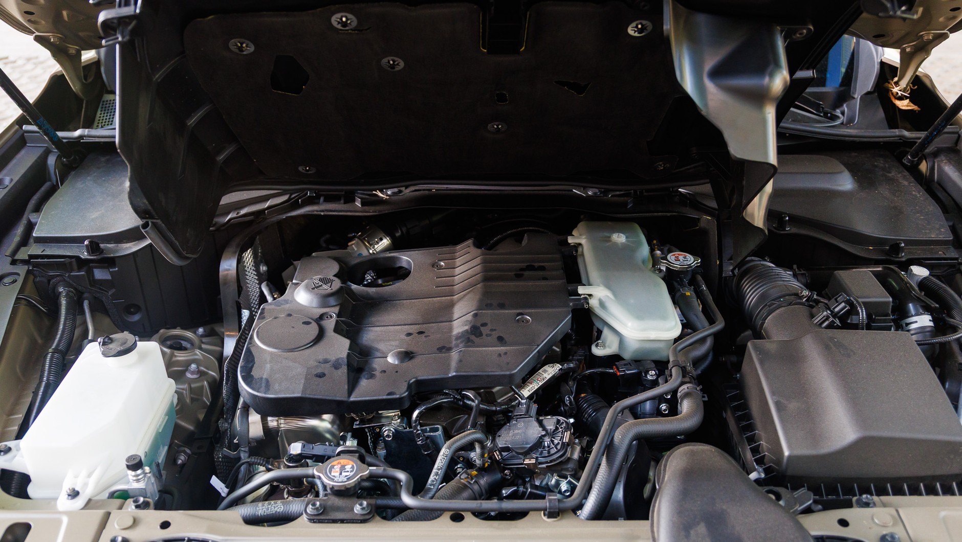 Brudny silnik wcale nie oznacza, że silnik będzie bardziej awaryjny. Zewnętrzna czystość silnika nie ma znaczenia dla mechaniki, a może pomóc, jeśli są jakieś wycieki, których wcześniej nie było widać