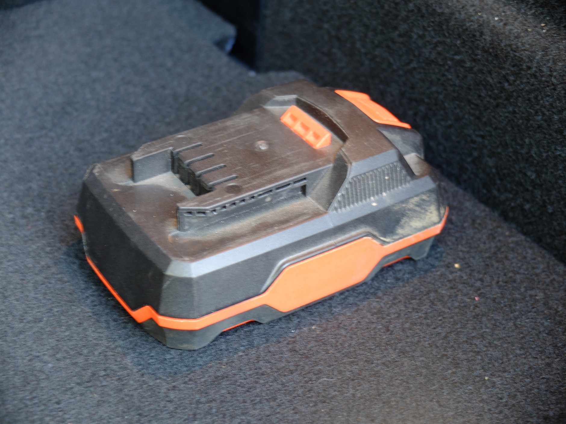 Upały: tych rzeczy lepiej nie zostawiać w aucie