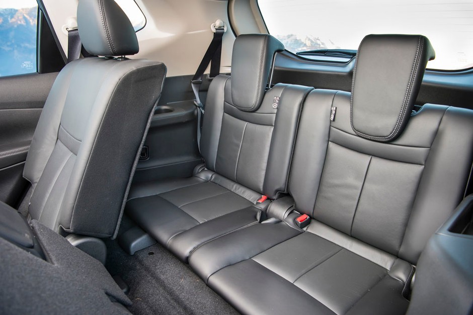 Nissan X-trail jeździ po lodzie