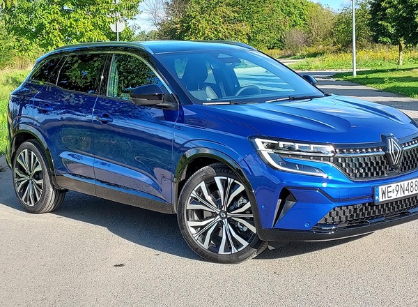 Francuski SUV w hybrydowej wersji. Czy potrafi być dynamiczny i oszczędny?