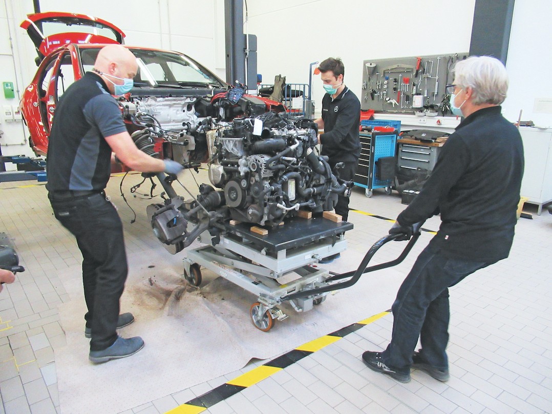 Silnik już wymontowany, teraz transport na stanowisko, tam zostanie rozebrany do najmniejszej śrubki i dokładnie sprawdzony