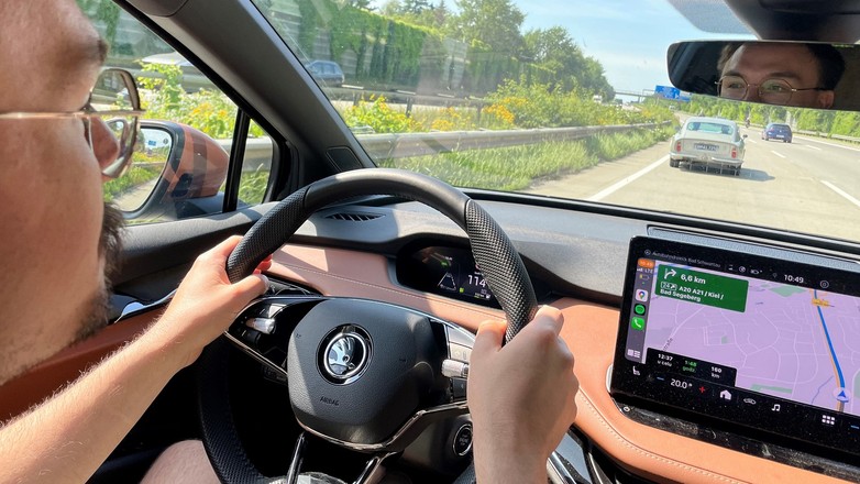 Skoda Enyaq 80 iV na niemieckiej autostradzie