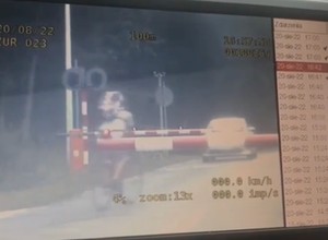 Wjechał na zamknięty przejazd kolejowy. Nie zauważył istotnego szczegółu [WIDEO]