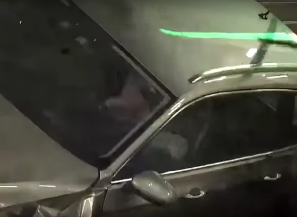 Bo wyjazd był za ciasny? Passat zdemolowany na podziemnym parkingu (wideo)