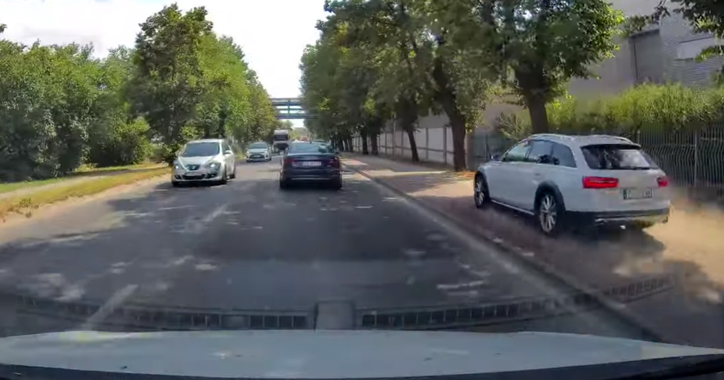 Jechał chodnikiem, by ominąć korek!