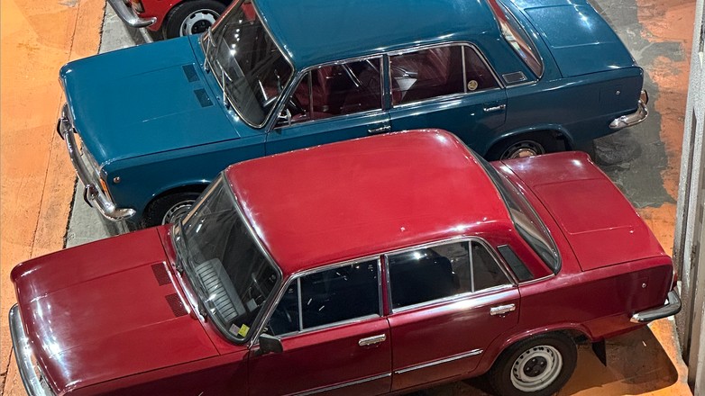 Poza wyrobami FSO i pojazdami z czasów PRL-u w Muzeum w Fabryce pokazywane są też auta zachodnie. Kolekcja liczy niemal 240 pojazdów