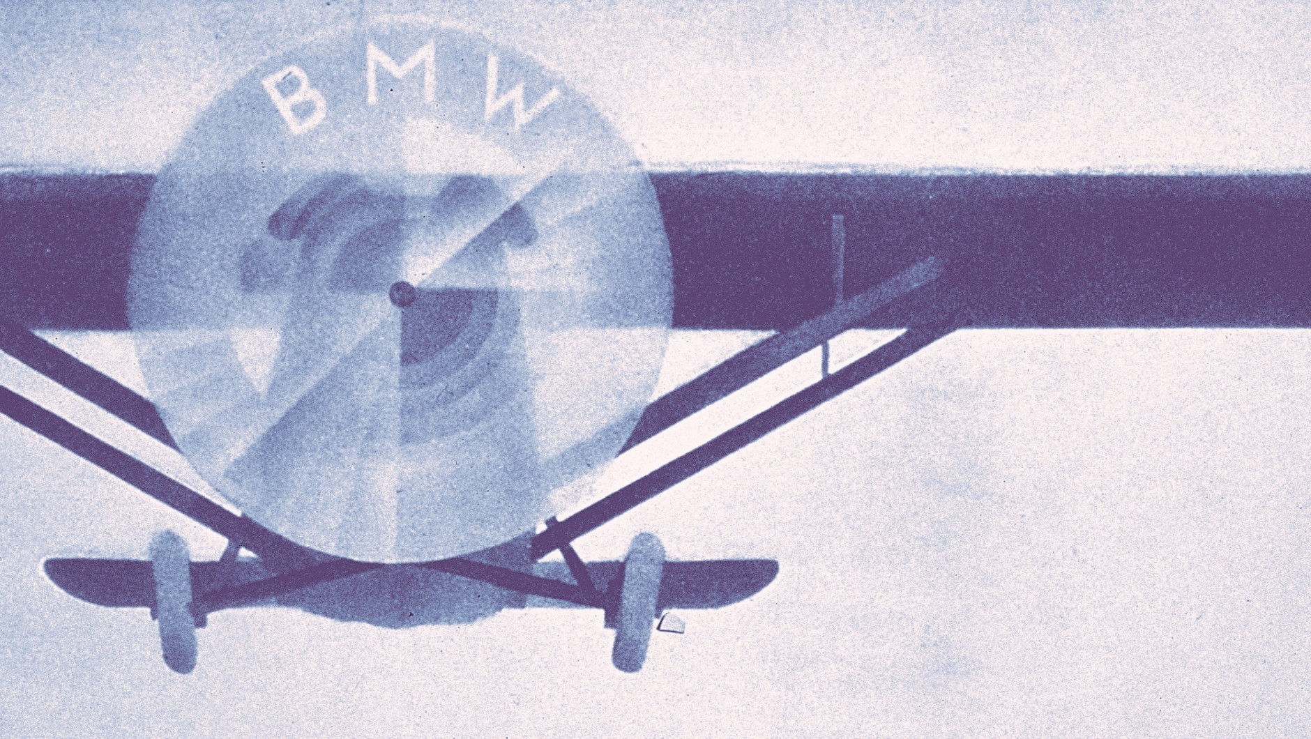 Wbrew pozorom ten plakat reklamowy z 1929 r. wcale nie tłumaczy znaczenia emblematu BMW.