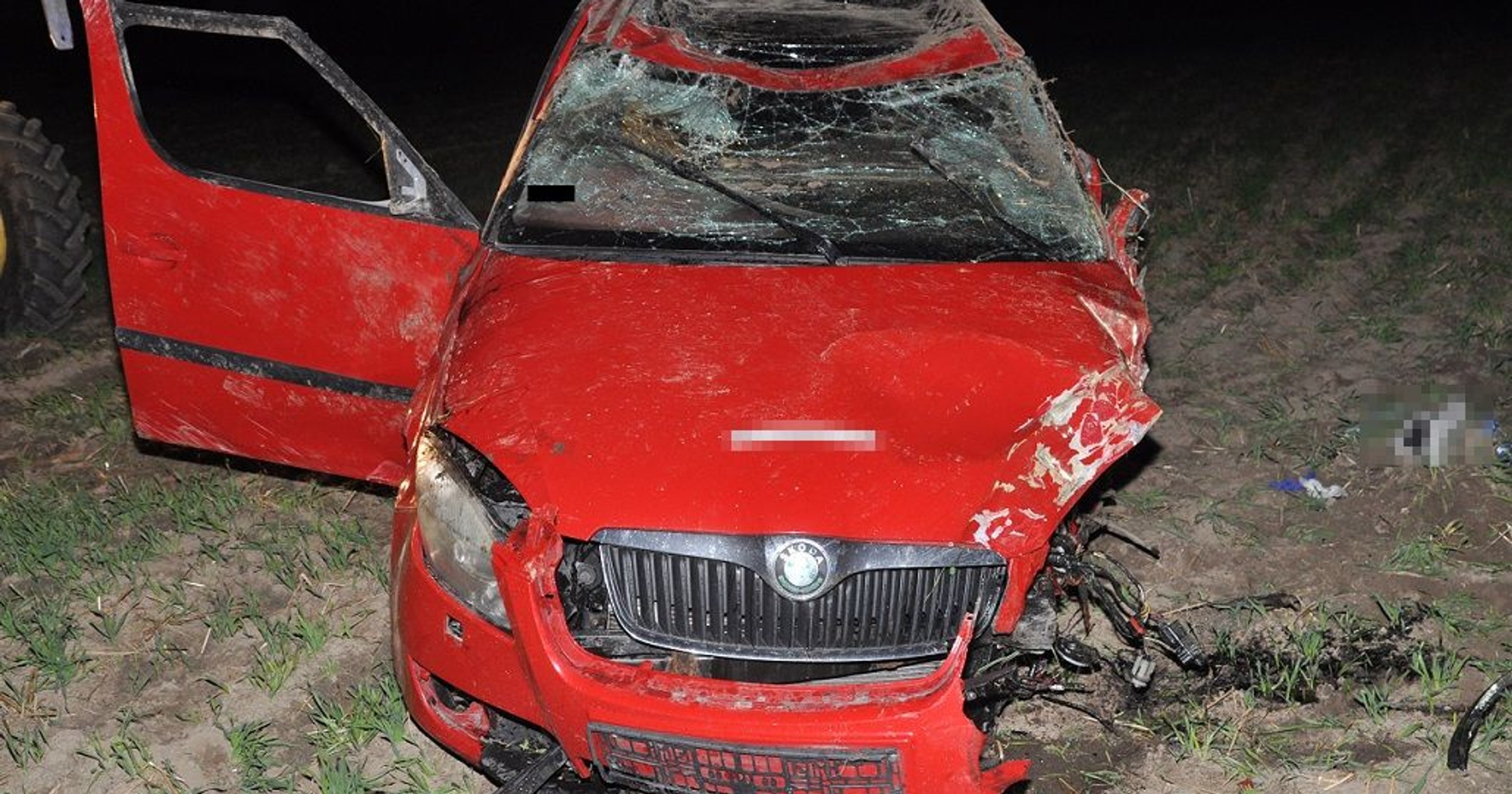 Zjechał na przeciwny pas i zderzył się z Audi. Skoda dachowała
