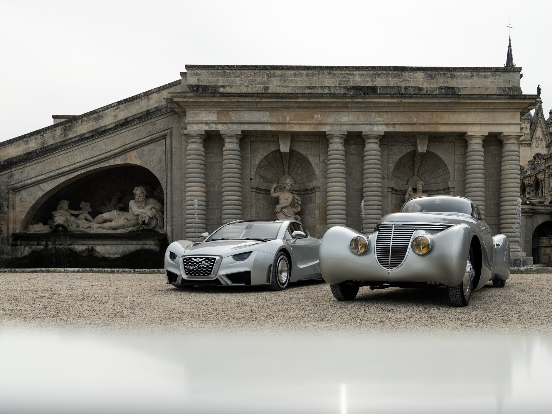 Samochody Hispano Suiza. Dzieli je 81 lat, łączy wspólne DNA