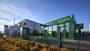 W niemieckiej fabryce Tesli otwarto... Żabkę