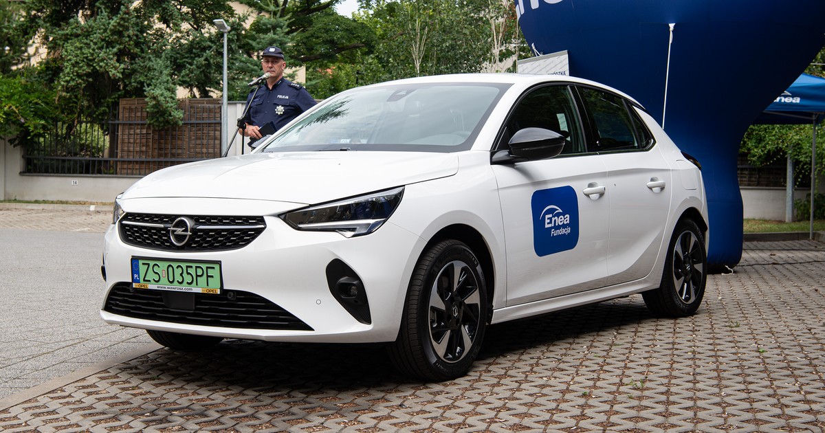 Fundacja Enea przekaże policji pięć elektrycznych Opli Corsa-e