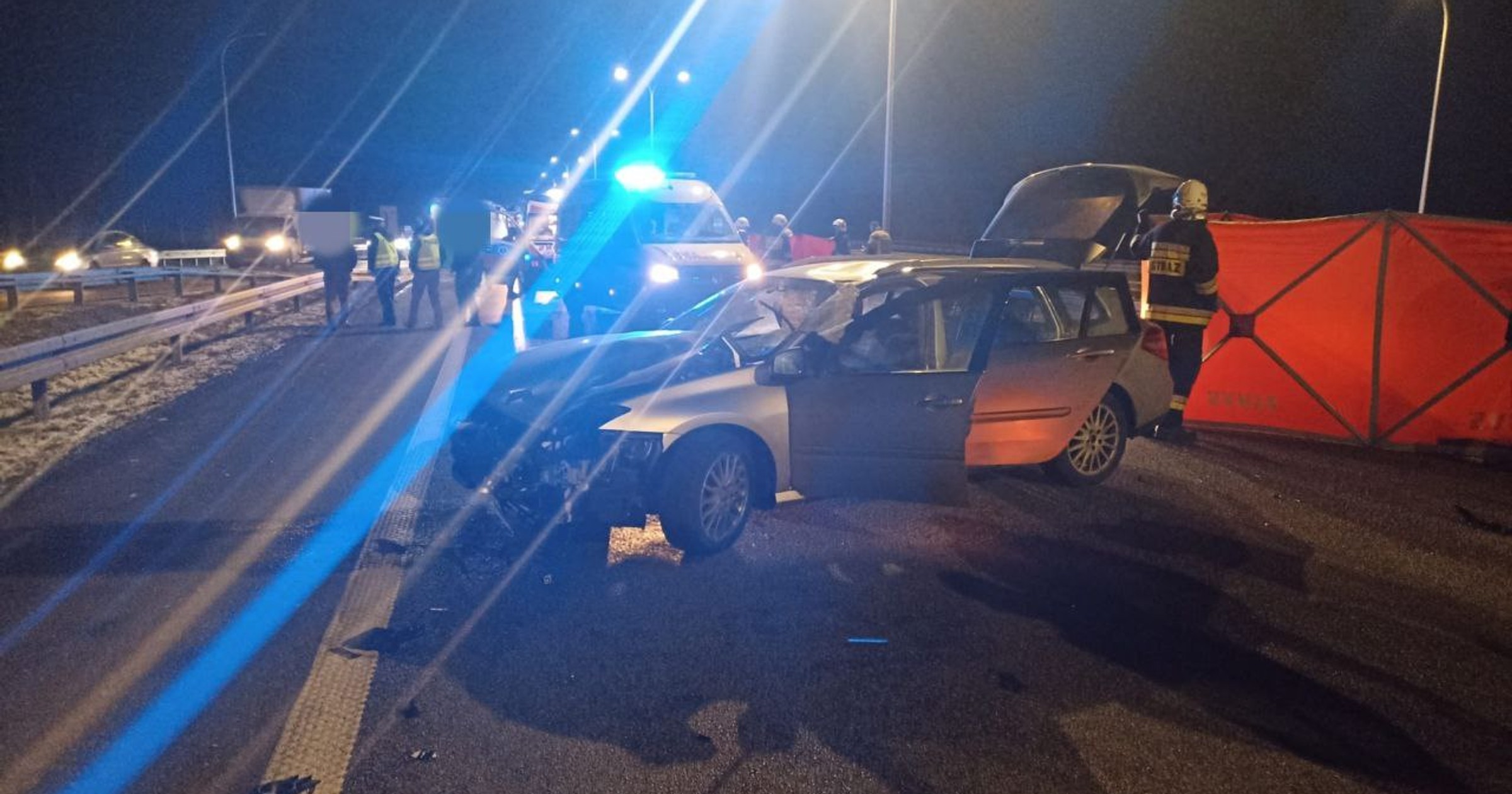 Dwoje pieszych próbowało przebiec przez drogę ekspresową S8. Obie osoby wpadły pod jadące Renault i poniosły śmierć na miejscu