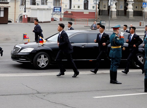 Daimler nie wie, skąd Kim Dzong Un ma limuzyny Mercedesa
