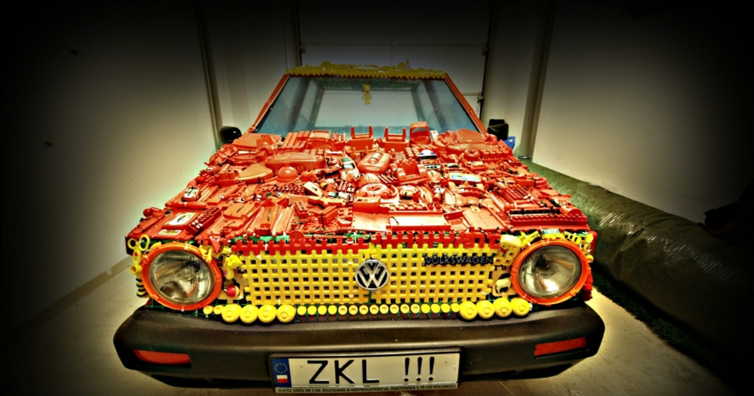 Volkswagen Golf zbudowany ze starych zabawek