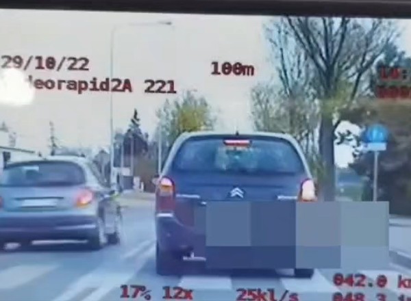 Wyprzedziła radiowóz na pasach. Piratem drogowym okazała się 74-latka [WIDEO]