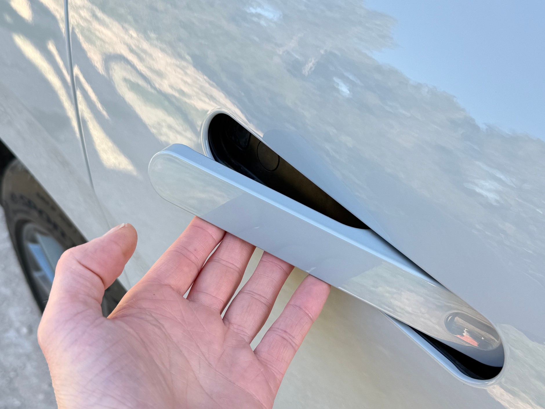 Leapmotor C10 – klamki jak w Tesli. Niewygodne, ale efektownie licujące się z powierzchnią drzwi