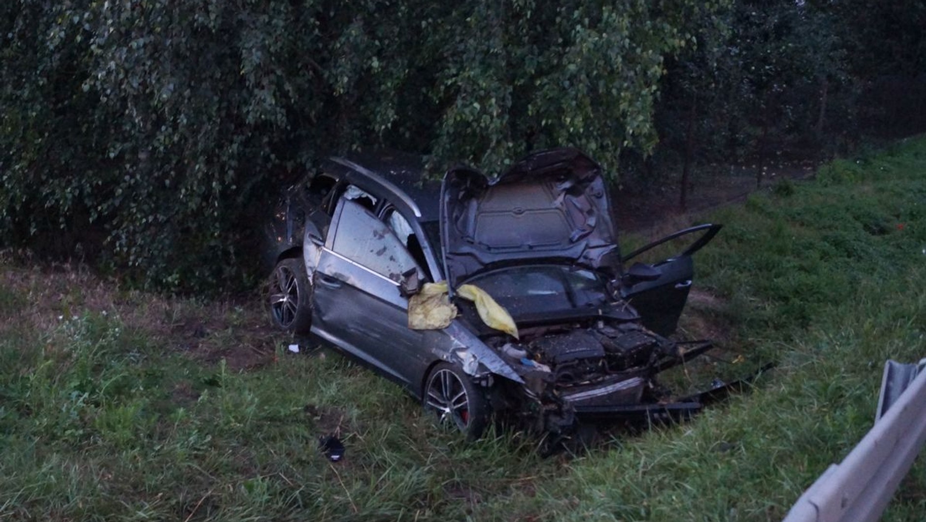 Wypadł z drogi. Ucierpiał nie tylko kierowca, lecz także pasażer