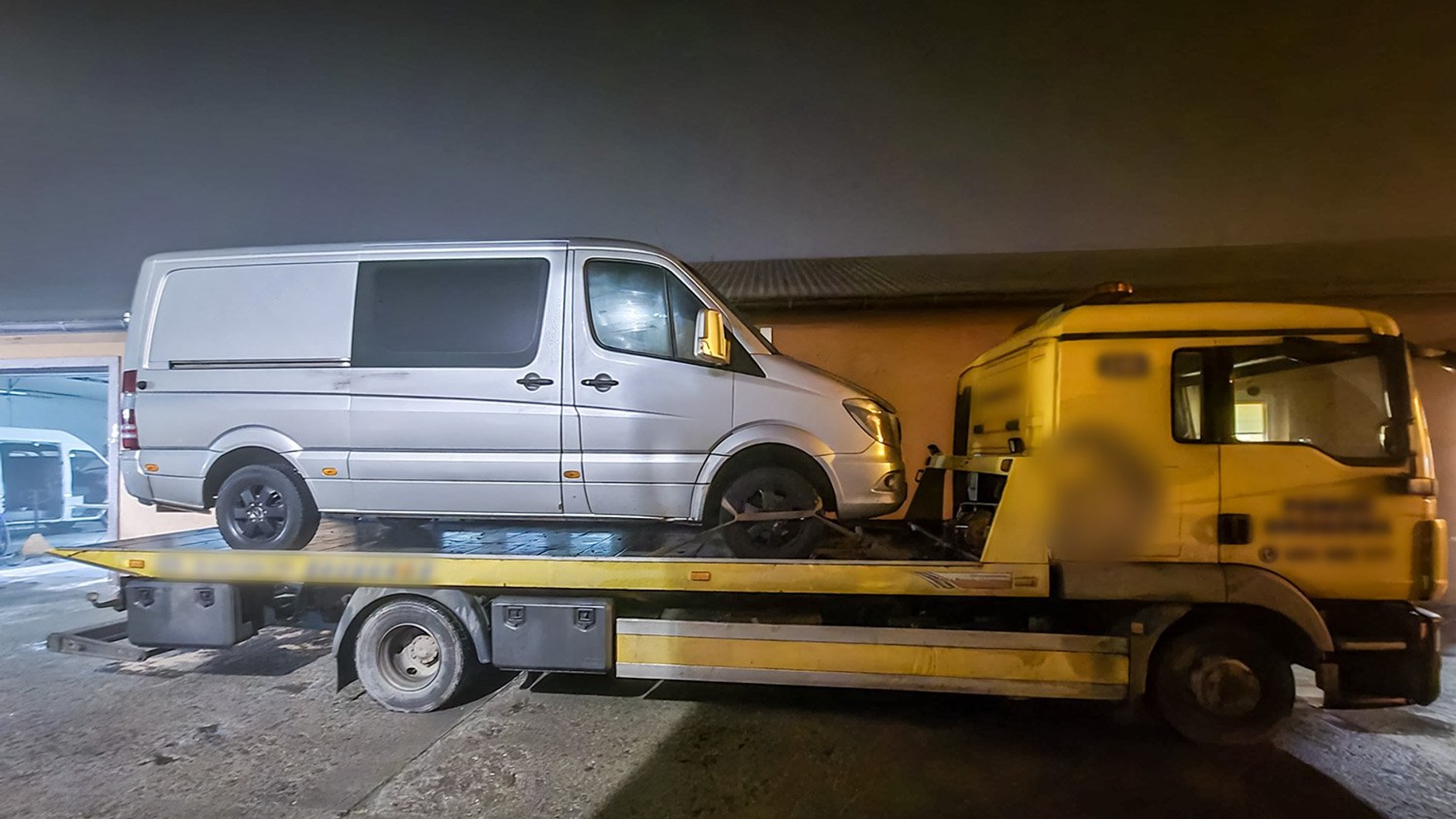 Cios w grupę „samochodziarzy”