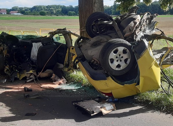 Tragiczny wypadek pod Świebodzinem. Audi dosłownie pękło w pół [ZDJĘCIA]