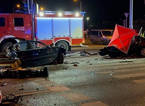 Zginęły trzy osoby, siła uderzenia przepołowiła BMW