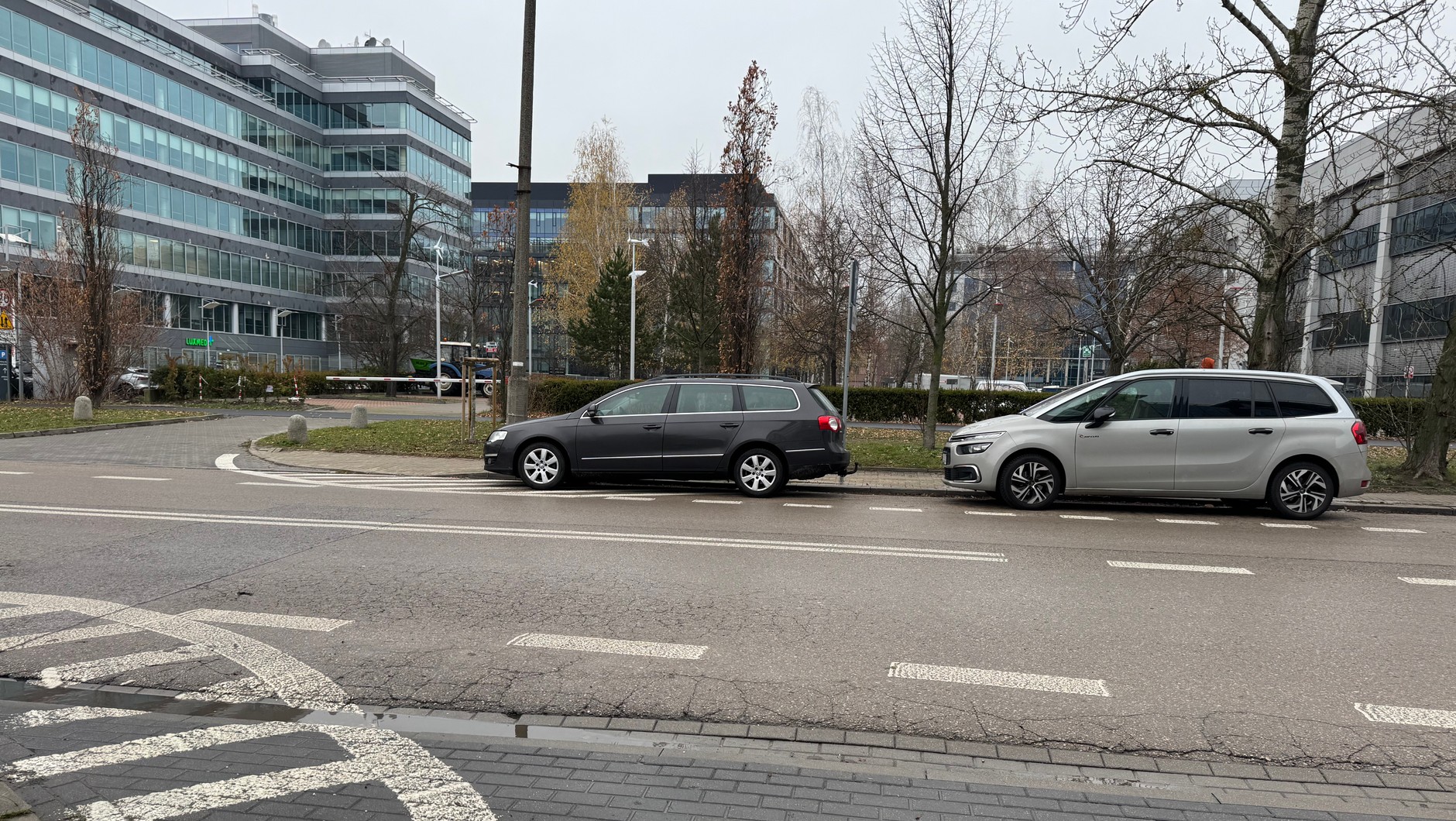 Parkowanie na polu wyłączonym z ruchu jest zabronione, nawet jeśli jest to tylko kawałek samochodu. W tej sytuacji auto na polu ogranicza widoczność dla kierowców wyjeżdżających z drogi poprzecznej
