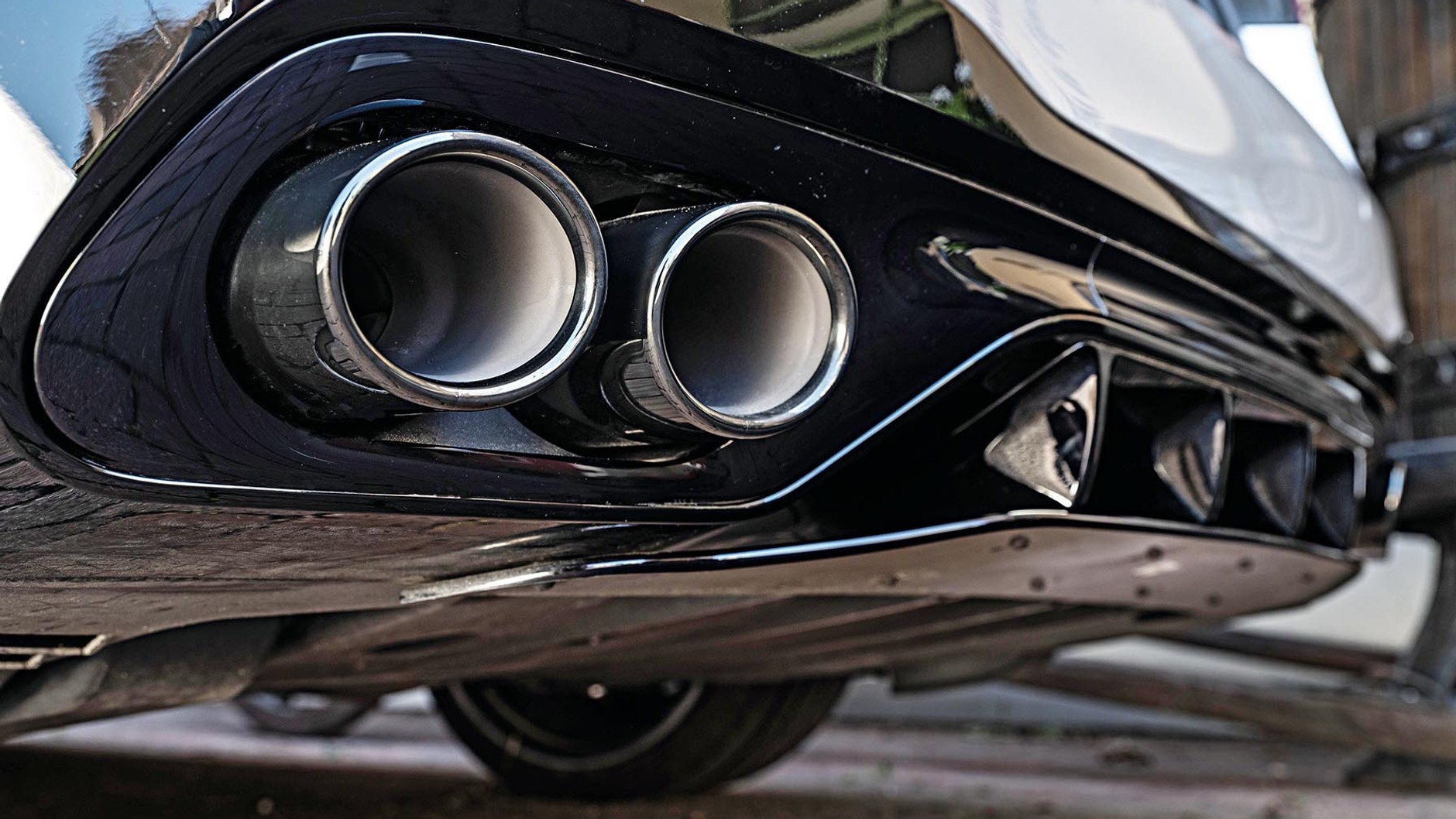 Jedna końcówka wydechu przypada na cylinder, brzmienie jest jednak powściągliwe, wspomagane przez głośniki