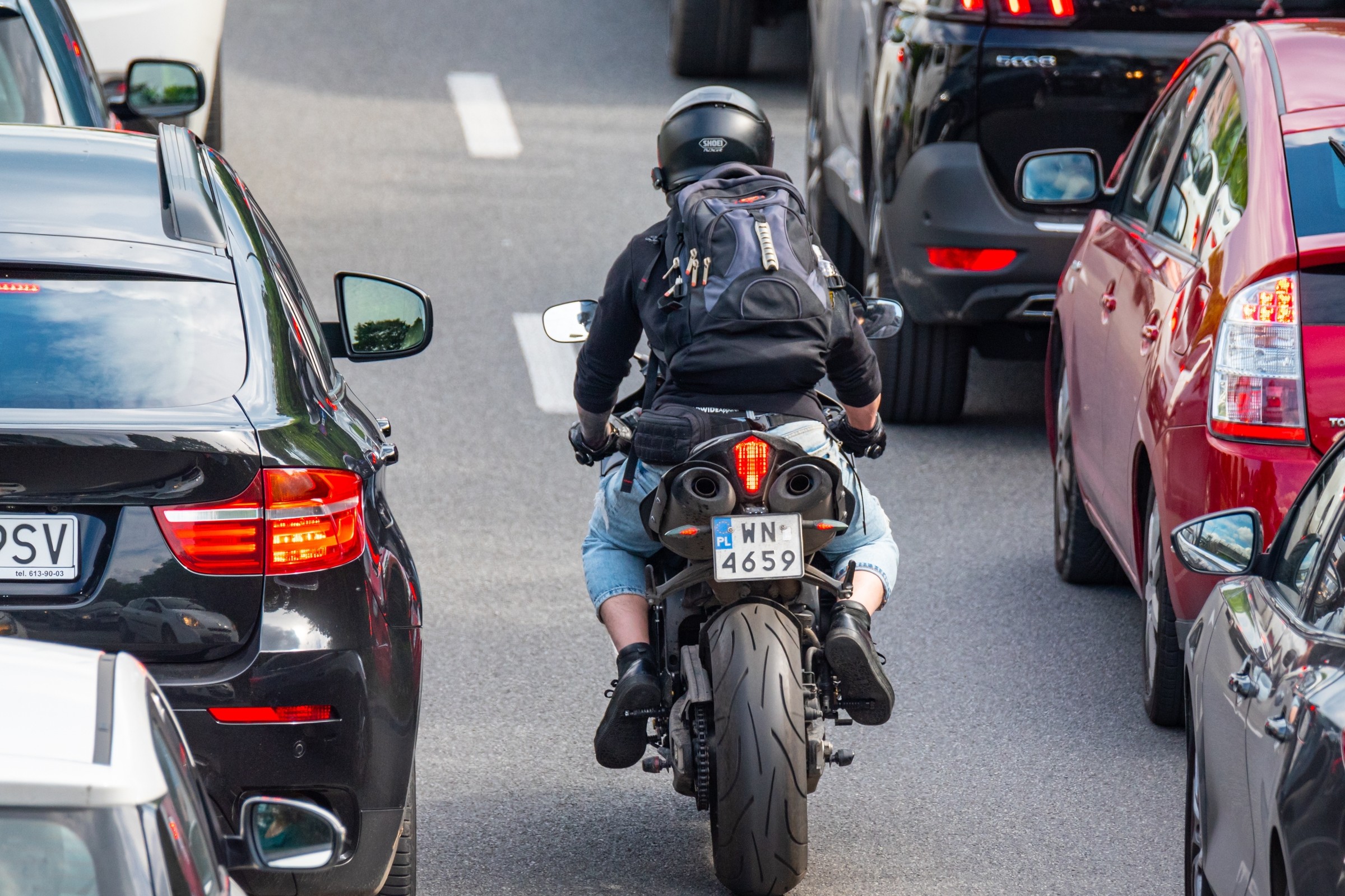 Motocyklowy język gestów. Jak motocykliści komunikują się z kierowcami innych pojazdów?