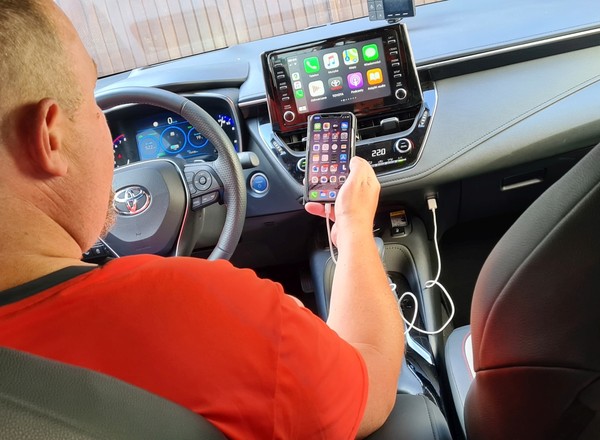 Jak wykorzystać telefon nie tylko w wakacje - Android Auto i CarPlay w aucie