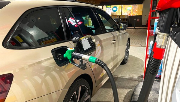 Tankowanie samochodu na stacji paliw