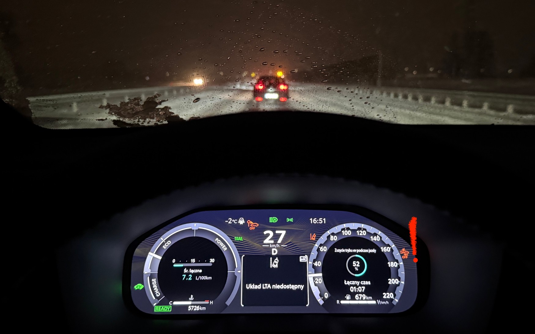 Śnieg jeszcze bardziej niż mróz oślepia systemy wsparcia kierowcy.  By zaczęły działać, czujniki i kamery muszą być czyste