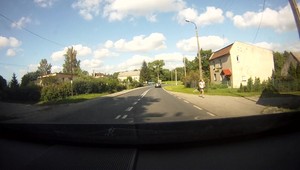 Skręcasz w prawo: czy masz ustąpić pierwszeństwa pieszemu, nawet jeśli nie ma przejścia dla pieszych?