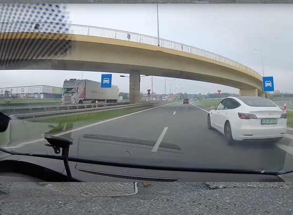 Kierowca Tesli dał "popis". Z węzła autostradowego zrobił tor wyścigowy [WIDEO]