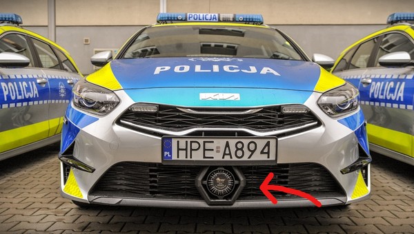 Tajemnicze puszki na nowych radiowozach policji. Do czego służą?