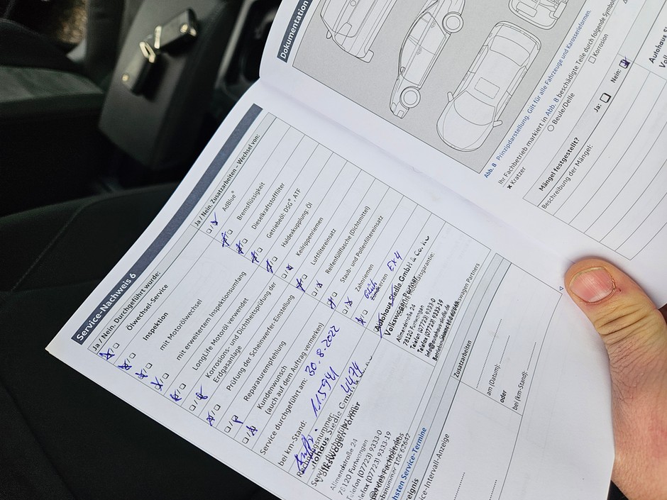 Volkswagen Tiguan z ogłoszenia regularnie trafiał do warsztatu i są na to dowody. Niestety, jego ostatnia wizyta w serwisie nie była planowa