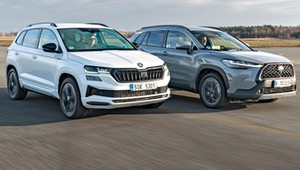 Skoda Karoq kontra Toyota Corolla Cross. Sprawdzamy, co jest lepsze — benzyniak czy hybryda?