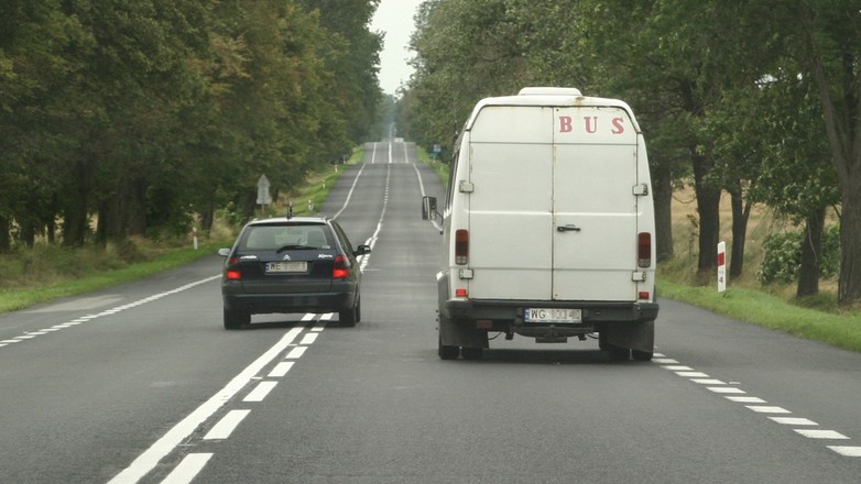 Przyspieszanie, gdy inny kierowca nas wyprzedza