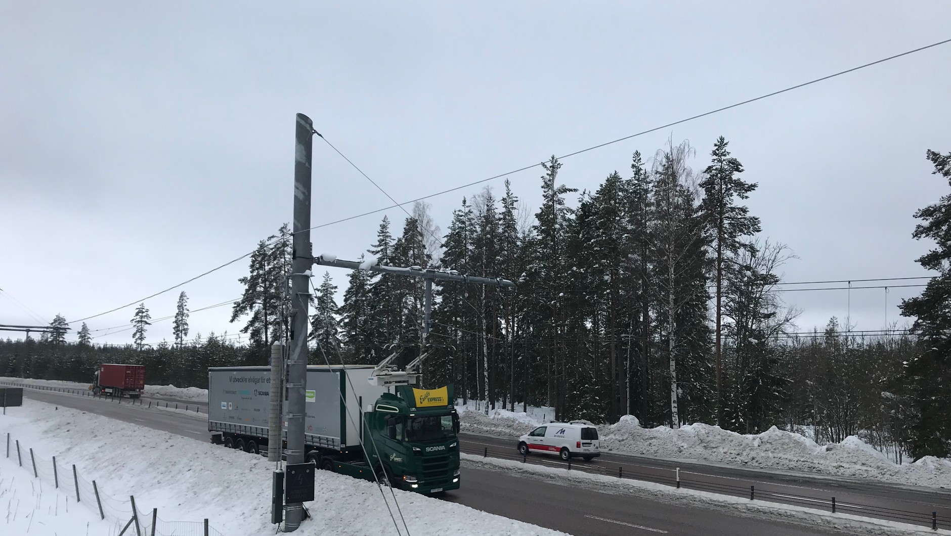 Hybrydowa Scania R450 na drodze E16 w Szwecji. Samochód w trybie elektrycznym i zasilaniu przez pantograf może jechać z prędkością do 90 km/h