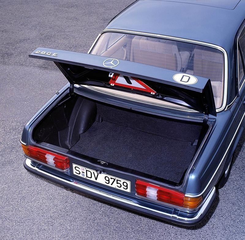 Mercedes-Benz E: historia gwiazdy klasy średniej wyższej (250 fotografii)